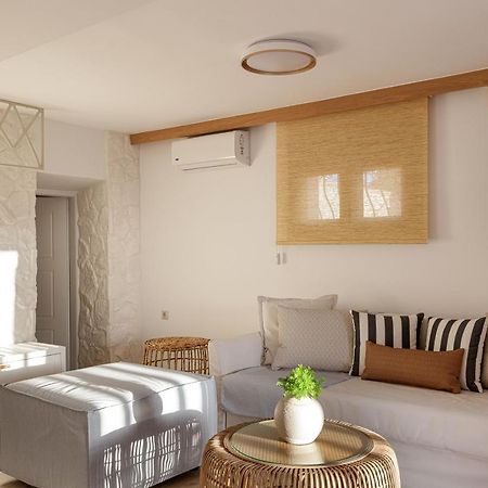 Villa Seashell -Wonderful Newly Renovated Villa On The Beach Galatas  Екстер'єр фото
