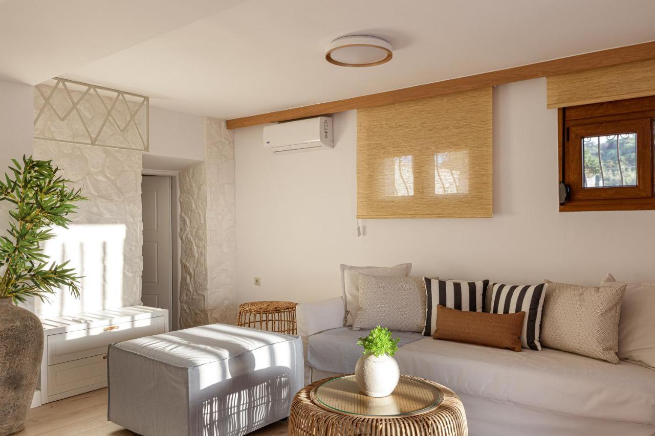 Villa Seashell -Wonderful Newly Renovated Villa On The Beach Galatas  Екстер'єр фото