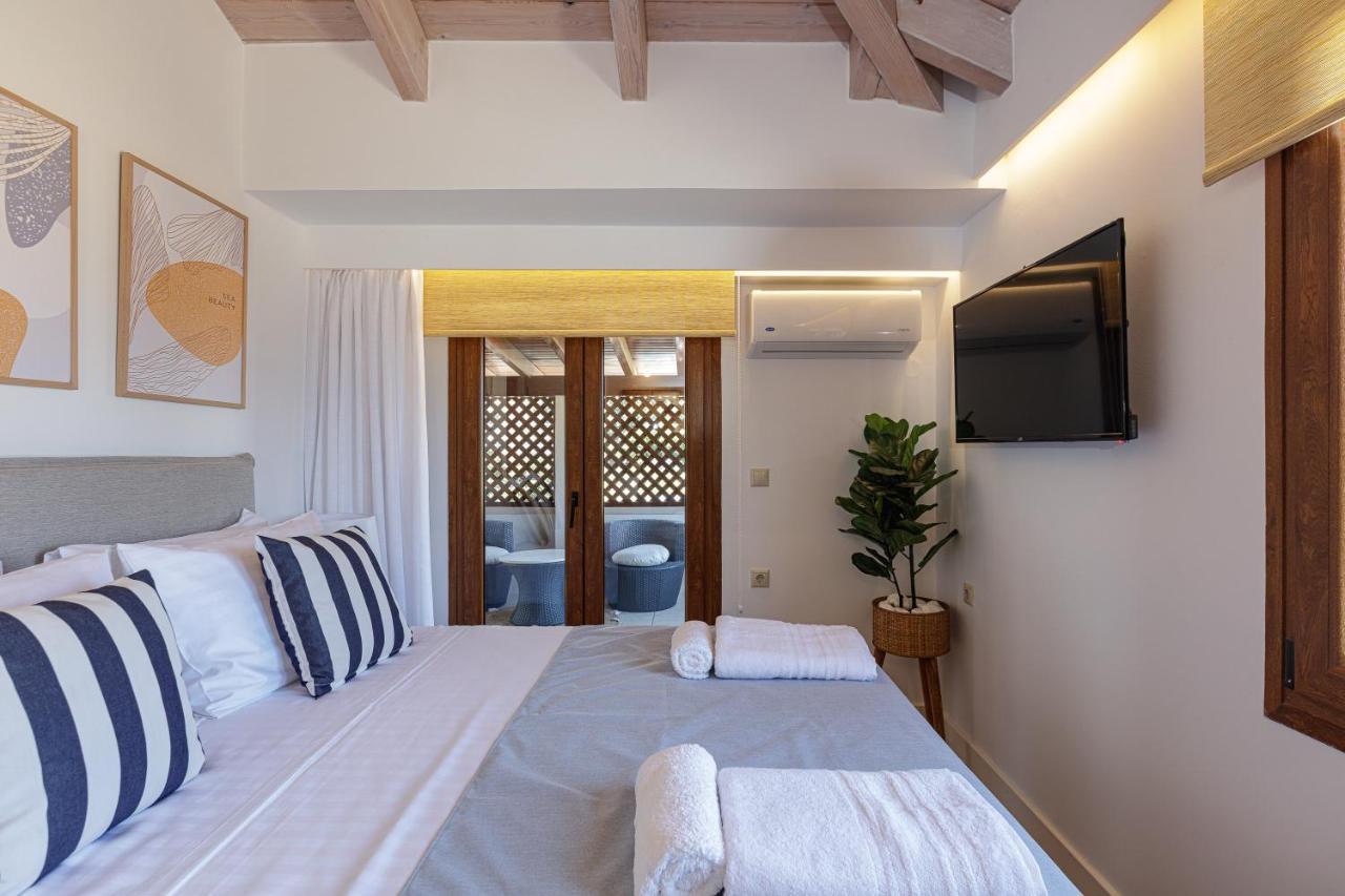 Villa Seashell -Wonderful Newly Renovated Villa On The Beach Galatas  Екстер'єр фото