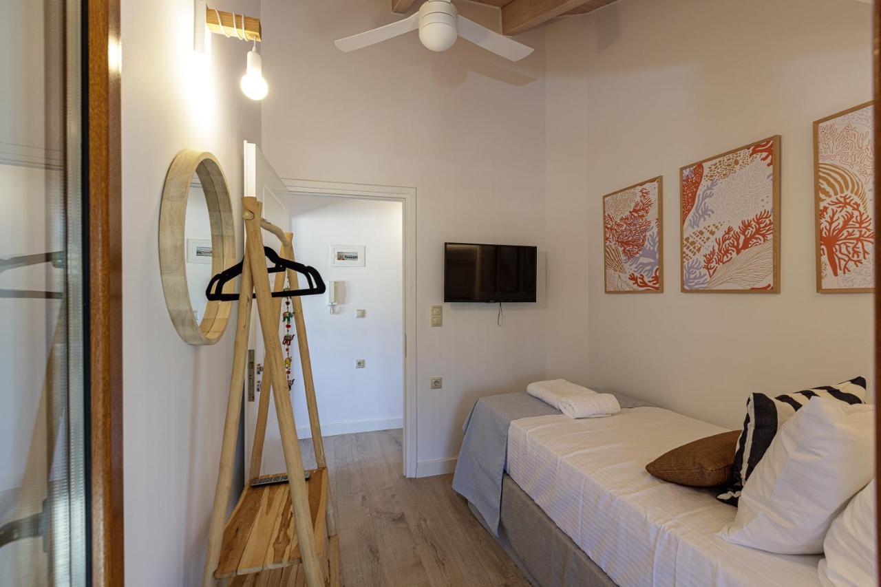 Villa Seashell -Wonderful Newly Renovated Villa On The Beach Galatas  Екстер'єр фото