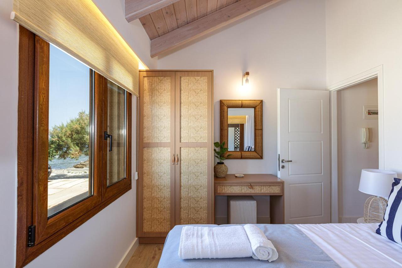 Villa Seashell -Wonderful Newly Renovated Villa On The Beach Galatas  Екстер'єр фото