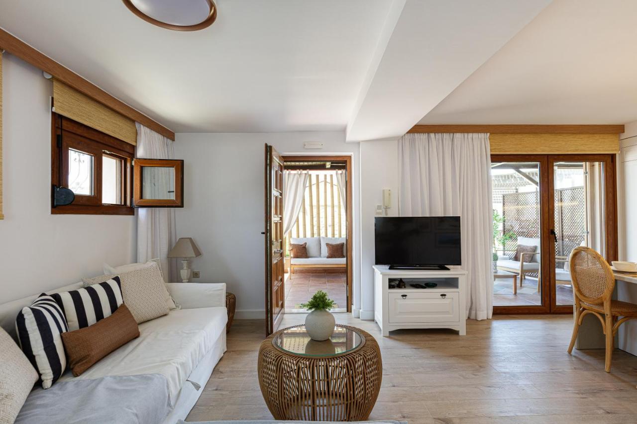 Villa Seashell -Wonderful Newly Renovated Villa On The Beach Galatas  Екстер'єр фото