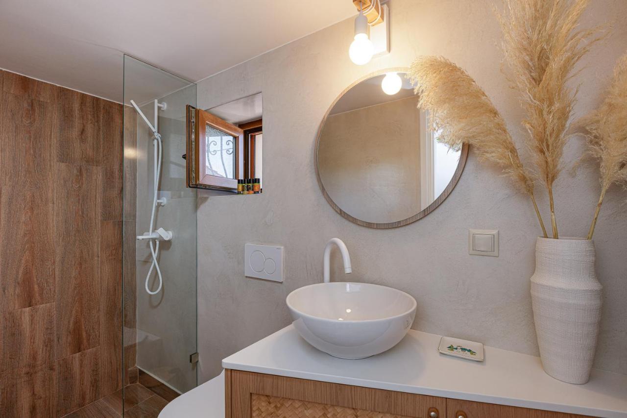Villa Seashell -Wonderful Newly Renovated Villa On The Beach Galatas  Екстер'єр фото