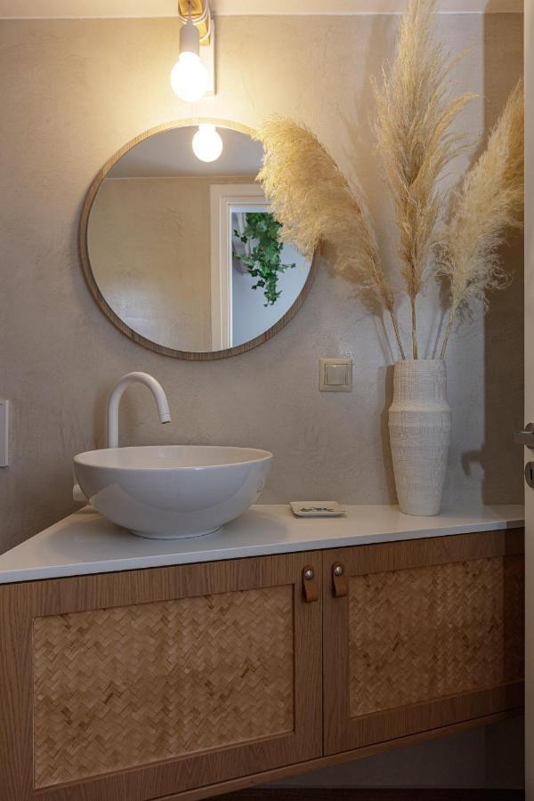 Villa Seashell -Wonderful Newly Renovated Villa On The Beach Galatas  Екстер'єр фото