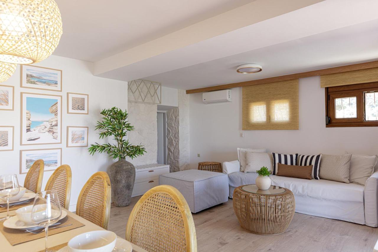 Villa Seashell -Wonderful Newly Renovated Villa On The Beach Galatas  Екстер'єр фото